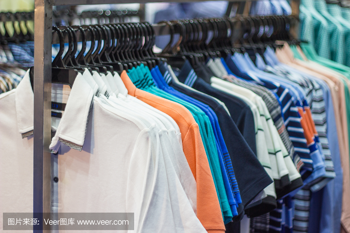 泰国购物中心的多色衣架上的男士服装